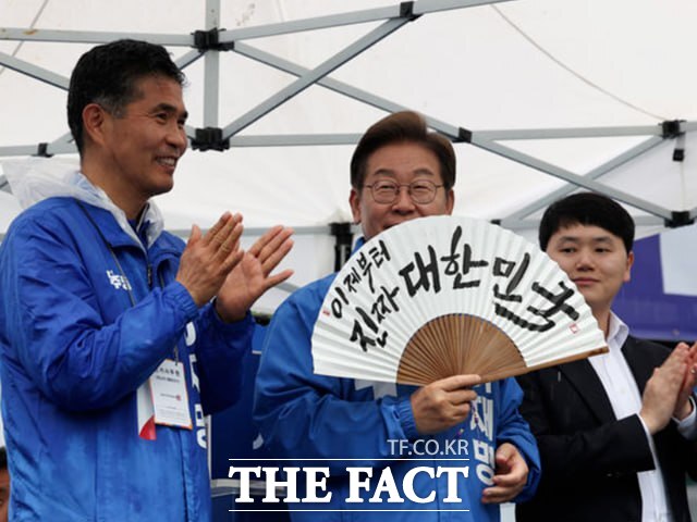 지난해 5월 16일 당시 이재명 더불어민주당 대선 후보가 전북 전주시 덕진구 금암동 전북대 앞에서 선물받은 부채를 들고 유세를 진행하고 있다. 사진 왼쪽은 당시 민주당 전북도당 위원장이었던 이원택 전북도지사. /더팩트DB