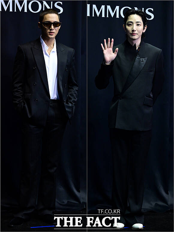 이날 행사에 참석한 그룹 세븐틴의 민규(왼쪽)와 모델 이수혁이 블랙 슈트를 입고 포토타임을 갖고 있다.