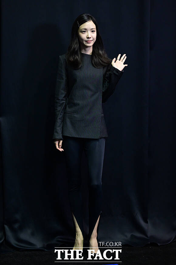 슬린한 몸매 돋보이는 손나은.