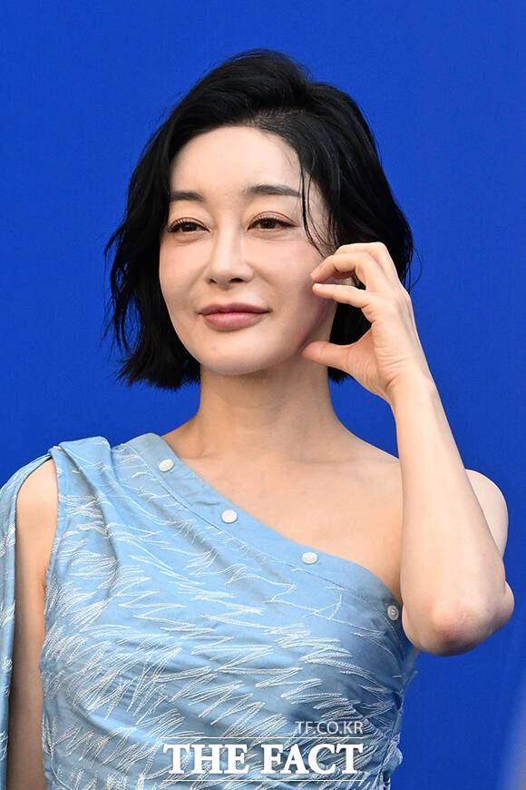 배우 김혜은이 3일 오후 서울 중구 동대문디자인플라자(DDP)에서 열린 2027 S/S 서울패션위크 므아므 포토월에 참석해 포즈를 취하고 있다. /김성렬 기자