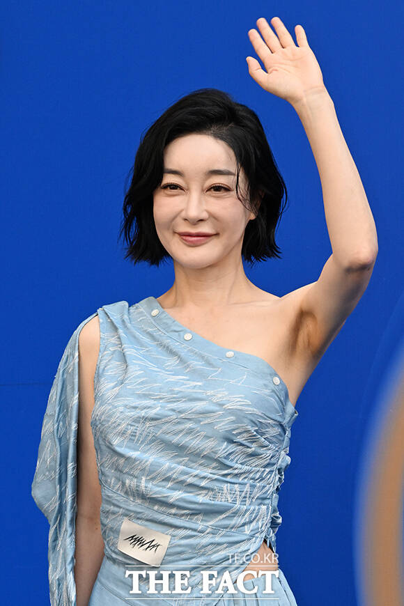 배우 김혜은이 3일 오후 서울 중구 동대문디자인플라자(DDP)에서 열린 2027 S/S 서울패션위크 므아므 포토월에 참석해 포즈를 취하고 있다. /김성렬 기자