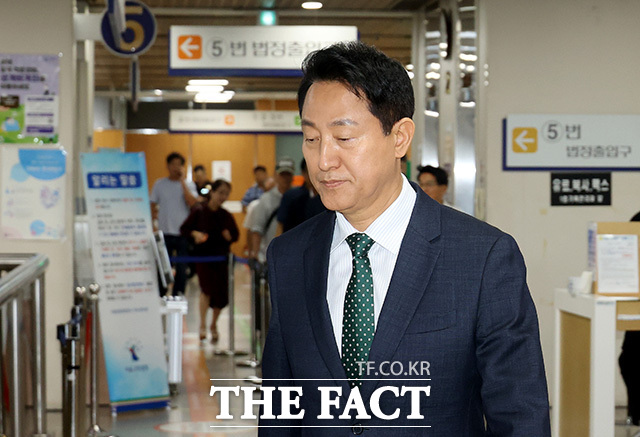 오세훈 서울시장의 2심 선고를 앞두고 국민의힘 내부의 시선이 벌써 차기 서울시장 구도로 향하고 있다. 사진은 '여론조사비 대납 의혹'을 받는 오세훈 서울시장이 지난달 28일 오후 서울 서초구 서울고등법원에서 열린 항소심 2차 공판에 출석하고 있는 모습. /송호영 기자