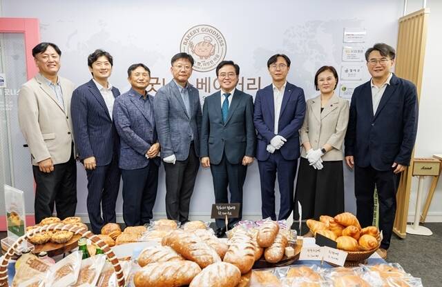 지난 1일 서울 강서구 베이커리 굿니스에서 열린 오픈 기념식에서 고건상 강서희망나눔복지재단 이사장(왼쪽부터), 전헌배 한국공항공사 김포공항장 직무대리, 진교훈 서울 강서구청장, 노종갑 KB증권 경영관리그룹장 등 주요 관계자들이 기념촬영을 하고 있다. /KB증권
