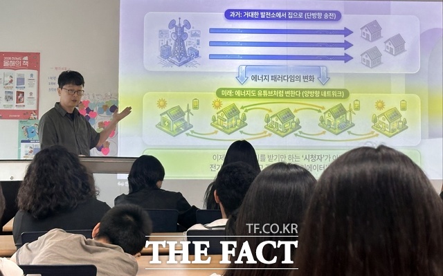 한전KDN이 순천시 주암중학생을 대상으로 진로체험을 진행하고 있다. /한전KDN