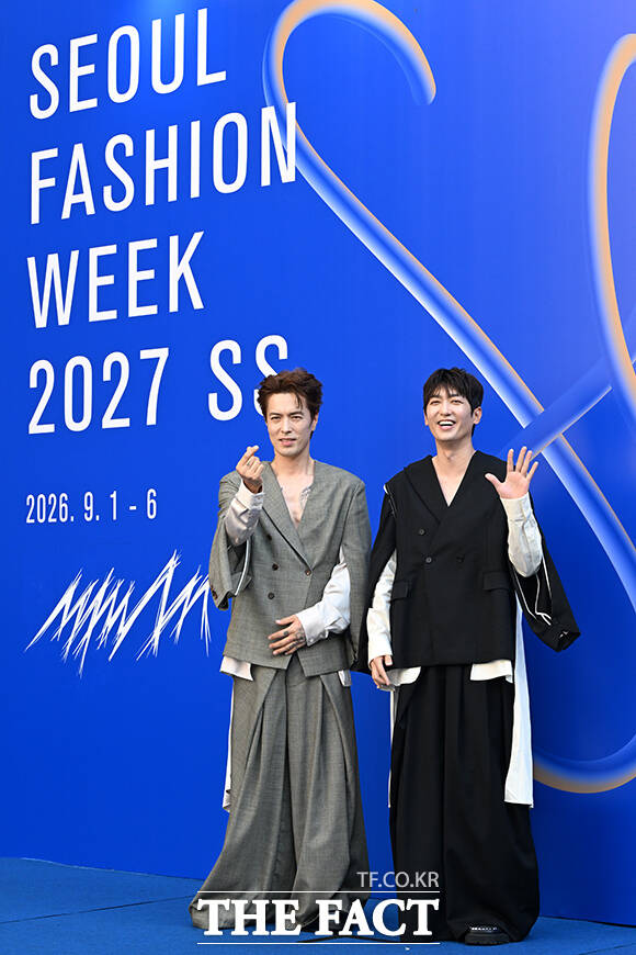 가수 이혁(왼쪽)과 정모가 3일 오후 서울 중구 동대문디자인플라자(DDP)에서 열린 2027 S/S 서울패션위크 므아므 포토월에 참석해 포즈를 취하고 있다. /김성렬 기자