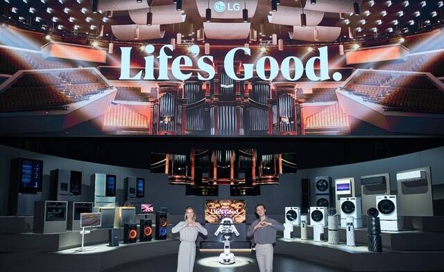 LG전자 모델이 오는 4일 개막하는 'IFA 2026'의 LG전자 전시관을 소개하고 있다. /LG전자
