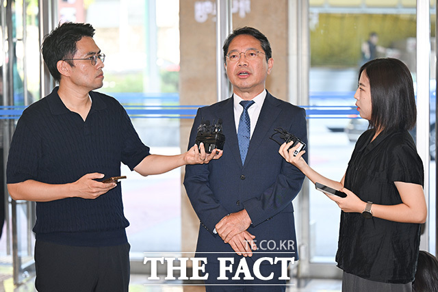 김승원 법무부 장관 후보자가 3일 오전 서울 종로구 현대적선빌딩에 마련된 후보자 청문회 준비 사무실로 출근하며 소감을 밝히고 있다./송호영 기자