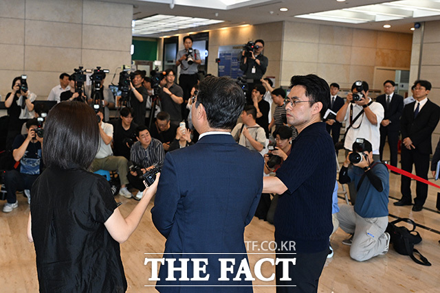 김승원 법무부 장관 후보자가 3일 오전 서울 종로구 현대적선빌딩에 마련된 후보자 인사청문회 준비 사무실로 출근하며 소감을 밝히고 있다. /송호영 기자