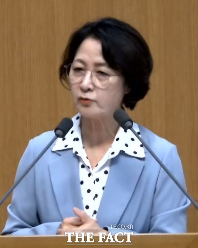 추미애 경기도지사가 3일 경기도의회 본회의장에서 도정질문에 답하고 있다. /이승호 기자