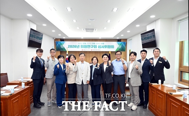 보령시의회가 지난 2일 의원연구회 활동에 나서며 제1차 의원연구회 심사위원회를 마친 뒤 기념 촬영을 하고 있다. /보령시의회