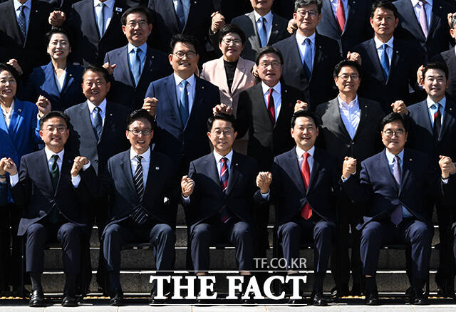 조정식 국회의장을 비롯한 국회의원들이 3일 오후 서울 여의도 국회 본관 앞에서 22대 국회 후반기 정기국회 개원을 기념하는 단체사진 촬영을 하고 있다. /국회=배정한 기자