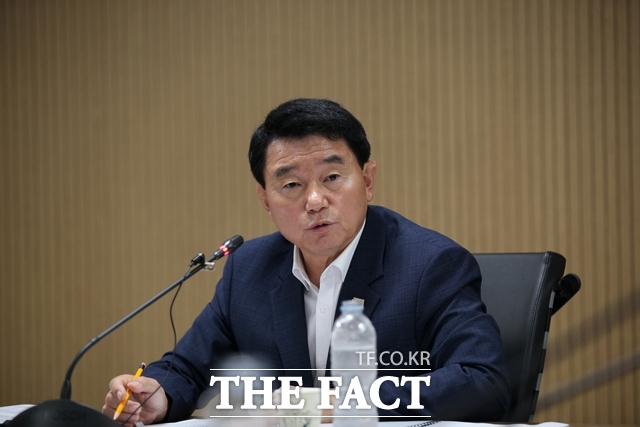 유승광 서천군수가 3일 군청 대외협력실에서 브리핑을 열고 지역 내 대규모 사업 재검토 현황과 향후 군 재정 계획 방향에 대해 설명하고 있다. /노경완 기자