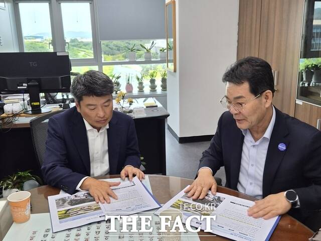 3일 정부세종청사를 찾은 권익현 부안군수(오른쪽)가 박창환 기획예산처 예산총괄심의관을 만나 현안 사업의 추진 필요성과 기대 효과를 설명하고 있다. /부안군
