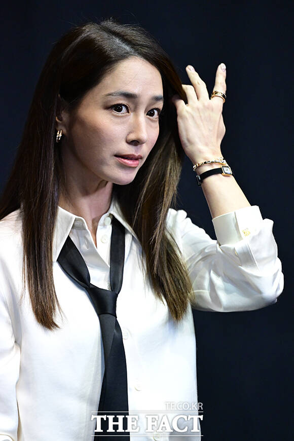 배우 이민정이 3일 오후 서울 성동구 성수동 시몬스 갤러리 성수에서 열린 이머시브 아트 퍼포먼스 행사에 참석해 포즈를 취하고 있다. /남윤호 기자