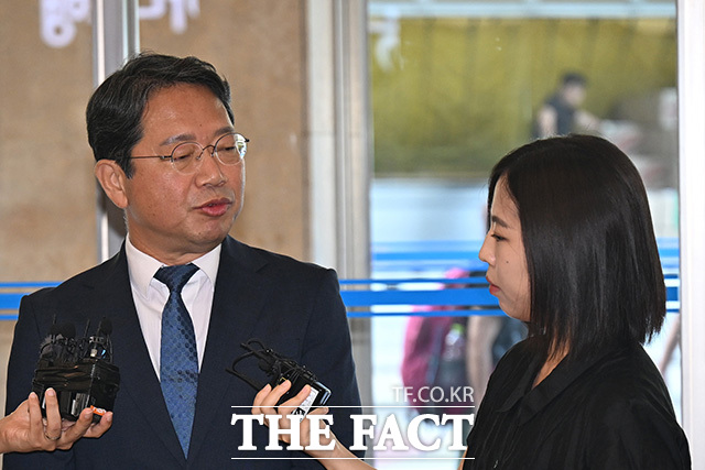 김승원 법무부 장관 후보자가 3일 오전 서울 종로구 현대적선빌딩에 마련된 후보자 인사청문회 준비 사무실로 출근하며 취재진과 질의응답을 하던 중 불편한 표정을 하고 있다. /송호영 기자