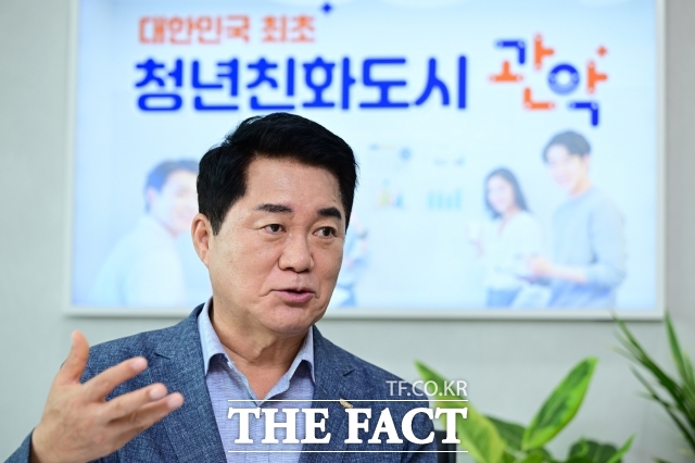 박준희 관악구청장이 2일 오후 서울 관악구 구청 집무실에서 더팩트와 인터뷰를 하고 있다. /남윤호 기자