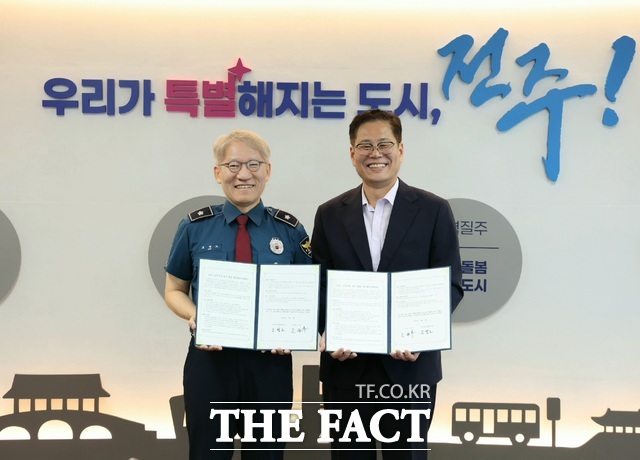 3일 전주시청 3층 시장실에서 열린 금연·금주구역 질서 확립 업무협약식에서 조지훈 전주시장(오른쪽)과 조병노 전주완산경찰서장이 기념 촬영을 하고 있다. /전주시