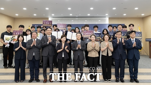공공데이터 활용 아이디어 공모전 시상식 후 관계자들이 기념 촬영을 하고 있다. /한국산업기술시험원