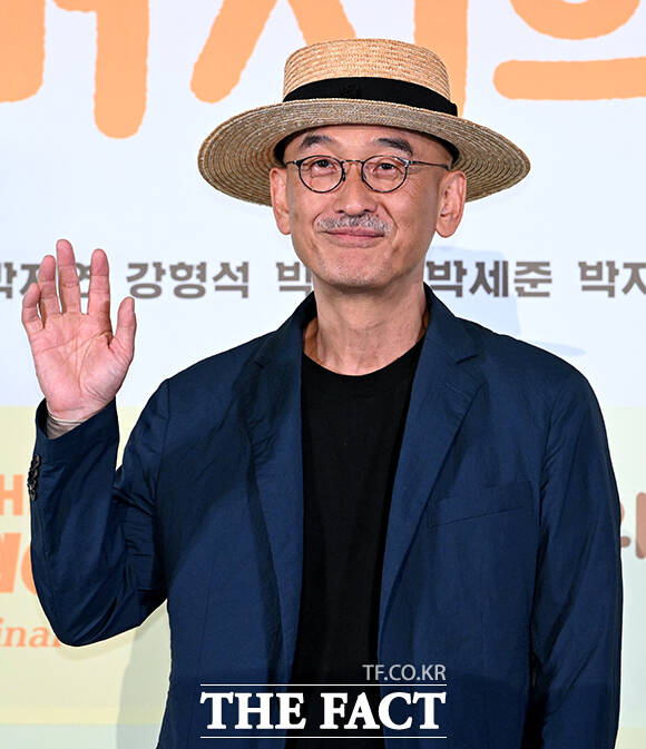 이준익 감독, 배우 이정은, 정진영(왼쪽부터)이 3일 오후 서울 송파구 롯데시네마 월드타워에서 열린 숏드라마 '아버지의 집밥' 언론시사회 및 기자간담회에 참석해 포즈를 취하고 있다. /박상민 기자