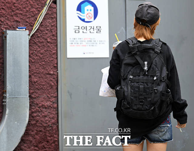 2일 대학로 마로니에 공원에 설치된 시계탑 구조물에 시민들이 먹다 버리고 간 음료수 용기가 놓여 있다.