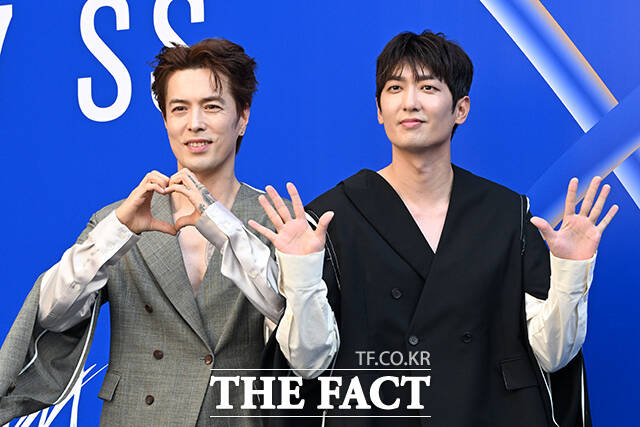가수 이혁(왼쪽)과 정모가 3일 오후 서울 중구 동대문디자인플라자(DDP)에서 열린 2027 S/S 서울패션위크 므아므 포토월에 참석해 포즈를 취하고 있다. /김성렬 기자