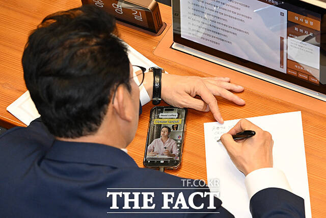 송영길 더불어민주당 의원이 3일 오후 서울 여의도 국회에서 열린 제439회국회 2차 본회의에서 러시아어 공부를 하고 있다. /국회=남용희 기자