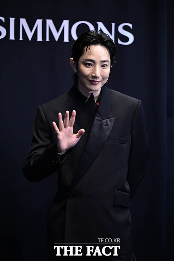 인사하는 모델 이수혁.