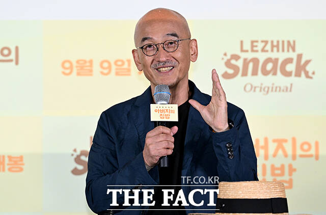 이준익 감독, 배우 이정은, 정진영(왼쪽부터)이 3일 오후 서울 송파구 롯데시네마 월드타워에서 열린 숏드라마 '아버지의 집밥' 언론시사회 및 기자간담회에 참석해 포즈를 취하고 있다. /박상민 기자