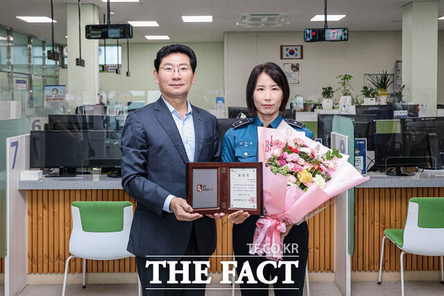 3일 용인동부경찰서에서 이상일 용인시장(왼쪽)이 김민희 경위에게 표창을 전달하고 기념 촬영을 하고 있다. /용인시