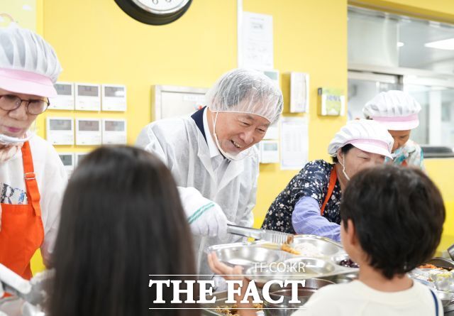 김석준 부산시교육감이 3일 학교 현장을 찾아 학생들에게 배식하고 있다. /부산시교육청