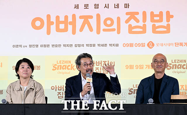 이준익 감독, 배우 이정은, 정진영(왼쪽부터)이 3일 오후 서울 송파구 롯데시네마 월드타워에서 열린 숏드라마 '아버지의 집밥' 언론시사회 및 기자간담회에 참석해 포즈를 취하고 있다. /박상민 기자