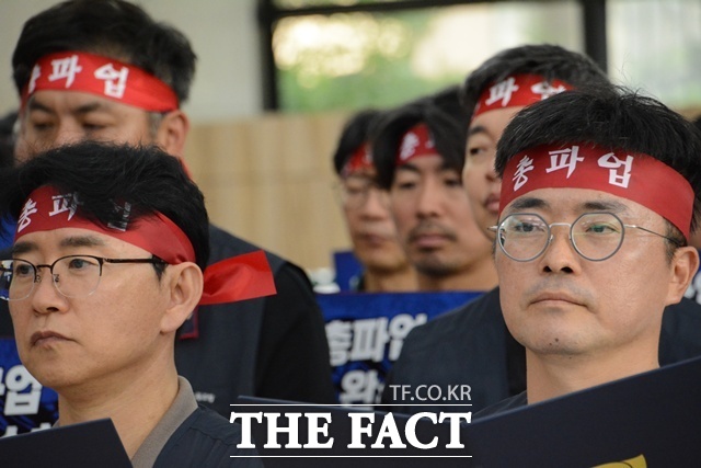 전국금융산업노동조합원들이 3일 서울 중구 은행회관 로비에서 열린 9월4일 총파업 기자회견에 머리띠를 두르고 참석했다. /김태환 기자