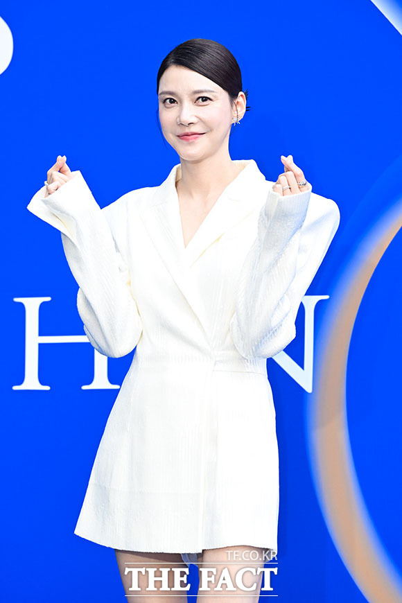 배우 차예련이 3일 오후 서울 중구 동대문디자인플라자(DDP)에서 열린 2027 S/S 서울패션위크 켈리신 포토월에 참석해 포즈를 취하고 있다. /서예원 기자