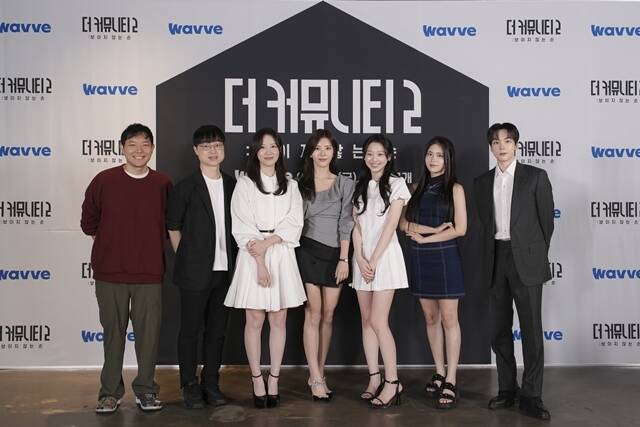 승우아빠 이재용 박세승 신혜원 이수민 이지나 정재호(왼쪽부터)가 출연하는 '더 커뮤니티2'는 서로 다른 자원을 쥔 참가자들이 생존과 상금을 걸고 오직 거래를 통해 살아남아야 하는 사회 실험 서바이벌이다. /웨이브