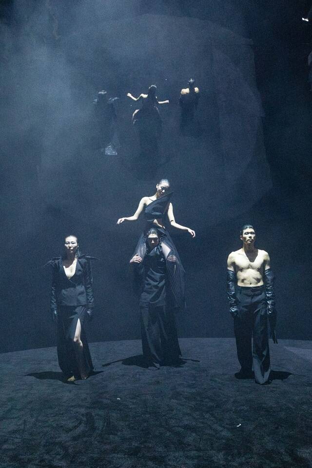 시몬스는 단순히 매트리스를 전시하거나 관련 공연을 펼치는 방식에서 벗어났다. 대신 미디어 아트, 현대 무용, 공간, 사운드, 다이닝 등 다양한 예술적 요소를 유기적으로 결합해 오감을 자극하고, 뷰티레스트 블랙을 ‘숙면한 다음 날, 새로운 영감이 태어나는 창조의 캔버스’로 재해석했다. /시몬스