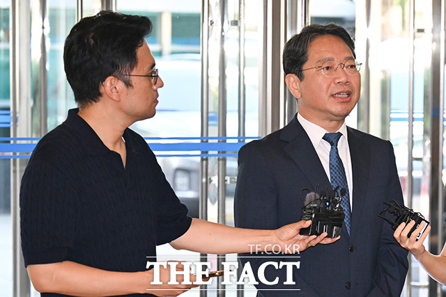 김 후보자가 취재진의 질의에 답하고 있다.