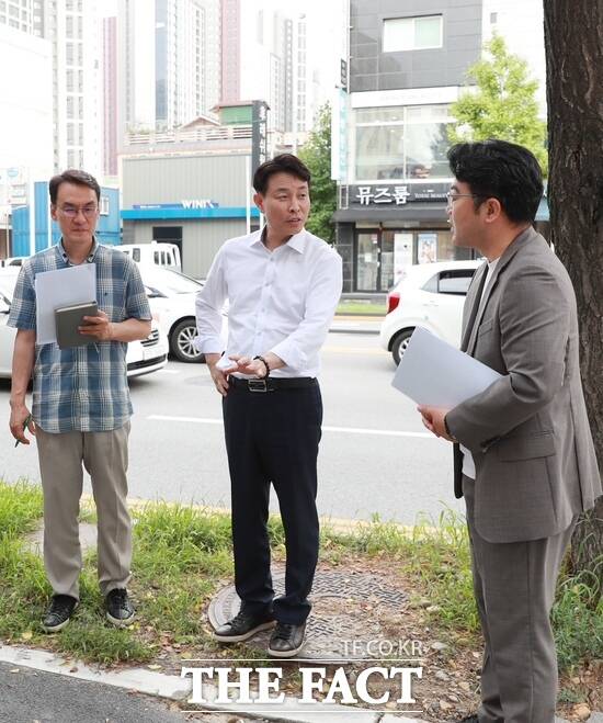 전문학 대전시 서구청장(가운데)이 2일 도마실국민체육센터와 둔산전자타운 버스정류장 인근 보도를 찾아 구민들의 생활 속 불편 사항을 직접 살폈다. 사진은 전문학 서구청장이 둔산전자타운 일원 보행로 현장을 점검하고 있는 모습. /대전 서구
