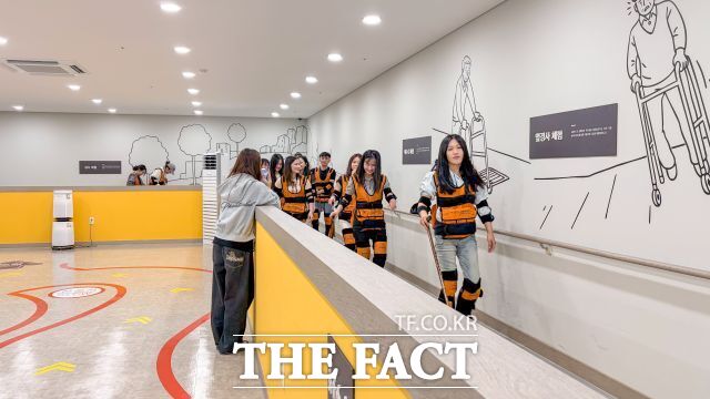 경남정보대 유학생들이 노인요양기관 현장 체험을 하고 있다. /경남정보대