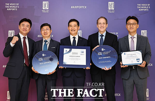 김범호 인천공항공사 사장 직무대행이 튀르키예 힐튼 이스탄불 보몬티 호텔에서 국제공항협의회(ACI) 주관으로 열린 '제8회 글로벌 고객경험 서밋(Global Customer Experience Summit)'에 참석해 상패을 들고 기념촬영을 하고 있다. 왼쪽부터 송기원 대한항공 인천여객서비스 지점장, 윤현덕 인천공항검역소장, 김범호 인천공항공사 사장직무대행, 저스틴엘바치 국제공항협의회(ACI) 사무총장, 이동선 인천공항항공사운영위원회(AOC-I) 위원장. /이스탄불=공항사진기자단