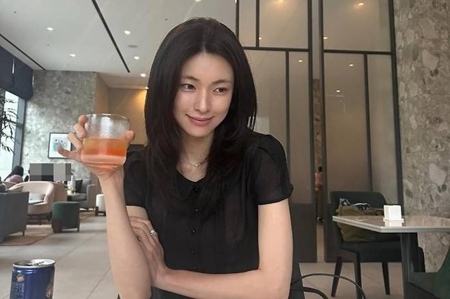 하영이 결국 넷플릭스 시리즈 '중증외상센터' 후속편에서 하차​하기로 결정했다. 와중에 넷플릭스 재팬은 지난달 28일 공식 채널을 통해 약 4분 분량의 하영 특집 영상을 공개해 또다른 논란이 일었다. /하영 SNS