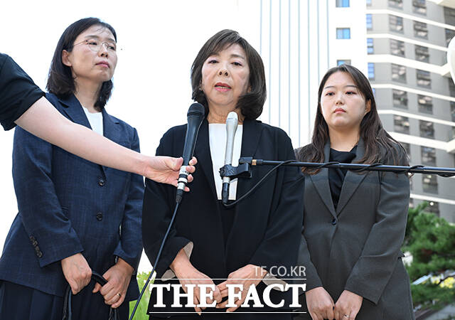 LG그룹 고(故) 구본무 회장의 부인 김영식 여사가 3일 오후 서울 서초구 서울가정법원에서 열린 LG 구광모 회장에 대한 파양 재판을 마치고 입장을 밝히고 있다. /박헌우 기자