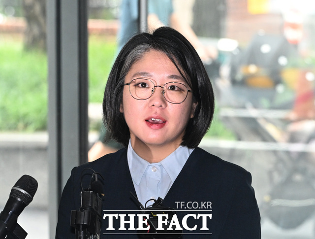 용혜인 성평등가족부 장관 후보자를 둘러싼 논란이 커지면서 여당의 고심이 깊어지고 있다. 사진은 용 후보자가 2일 서울 서대문구 한국청소년활동진흥원에에 마련된 인사청문회 준비 사무실에 첫 출근하며 입장을 밝히는 모습. /이새롬 기자