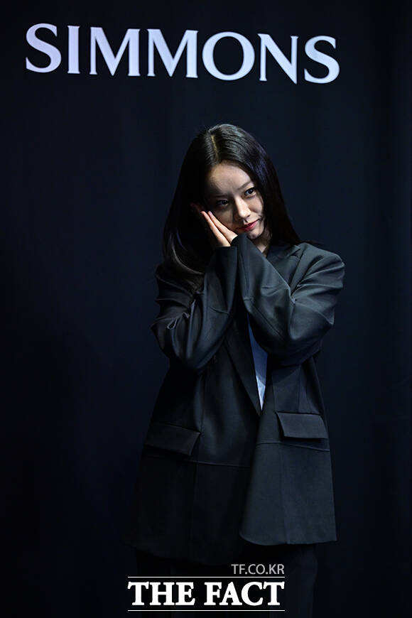 잠 올 것 같아요~ 센스 있는 혜리의 포즈.