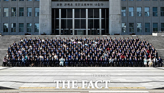 조정식 국회의장을 비롯한 국회의원들이 3일 오후 서울 여의도 국회 본관 앞에서 22대 국회 후반기 정기국회 개원을 기념하는 단체사진 촬영을 하고 있다. /국회=배정한 기자