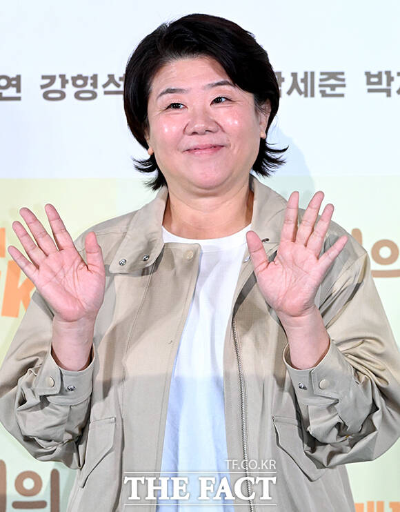 이준익 감독, 배우 이정은, 정진영(왼쪽부터)이 3일 오후 서울 송파구 롯데시네마 월드타워에서 열린 숏드라마 '아버지의 집밥' 언론시사회 및 기자간담회에 참석해 포즈를 취하고 있다. /박상민 기자