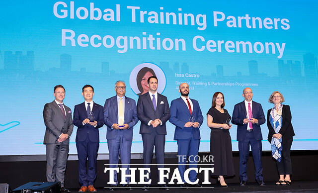 에어포트 익스피리언스 서밋(AIRPORT EXPERIENCE SUMMIT)행사에서 ACI Global Training Recognition Awards를 수상하고 기념촬영하는 김범호 직무대행(왼쪽 두 번째). /이스탄불=공항사진기자단