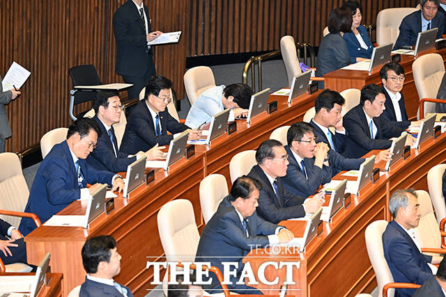 서영교 법사위원장이 3일 오후 서울 여의도 국회에서 열린 본회의에 참석해 생각에 잠겨 있다. /국회=배정한 기자