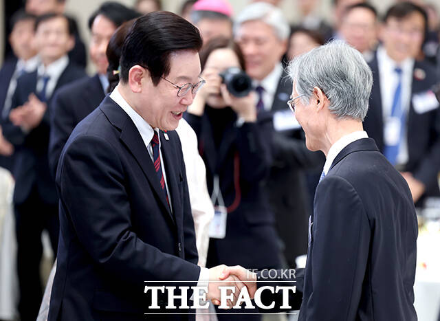 더불어민주당이 야당 시절 대통령실의 대법관 인선 관여를 '제청권 침해'라고 비판했던 것과 달리 여당이 된 뒤 대통령과 대법원장 간 사전 협의를 강조하면서 '이중잣대'라는 지적이 나온다. 사진은 이재명 대통령이 지난 1월 2일 청와대 영빈관에서 열린 2026년 신년인사회에 입장하며 조희대 대법원장과 악수하고 있다. /뉴시스