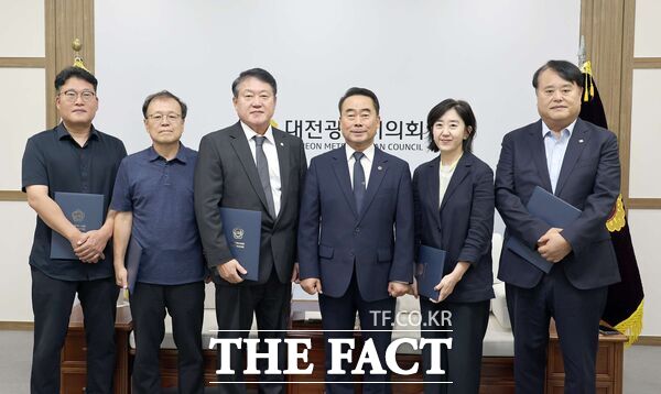 조성칠 대전시의회 의장이 3일 대전시의회 의장실에서 대전시의회 행동강령운영 자문위원회 위원 위촉식을 개최했다. 문성식 변호사(왼쪽 세 번째)가 자문위원장으로 선출됐다. /대전시의회