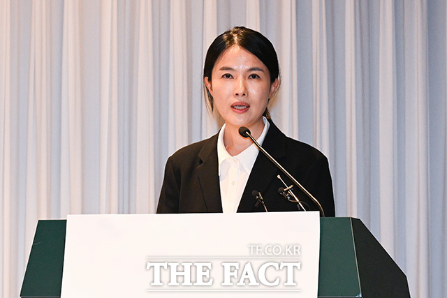 최주희 티빙(TVING) 대표이사가 3일 오후 서울 중구 코리아나 호텔에서 열린 '티빙 사이버 침해 사고 정보보안 강화 및 고객 보상 설명회'에 참석해 향후 사고 처리 계획을 발표하고 있다. /송호영 기자